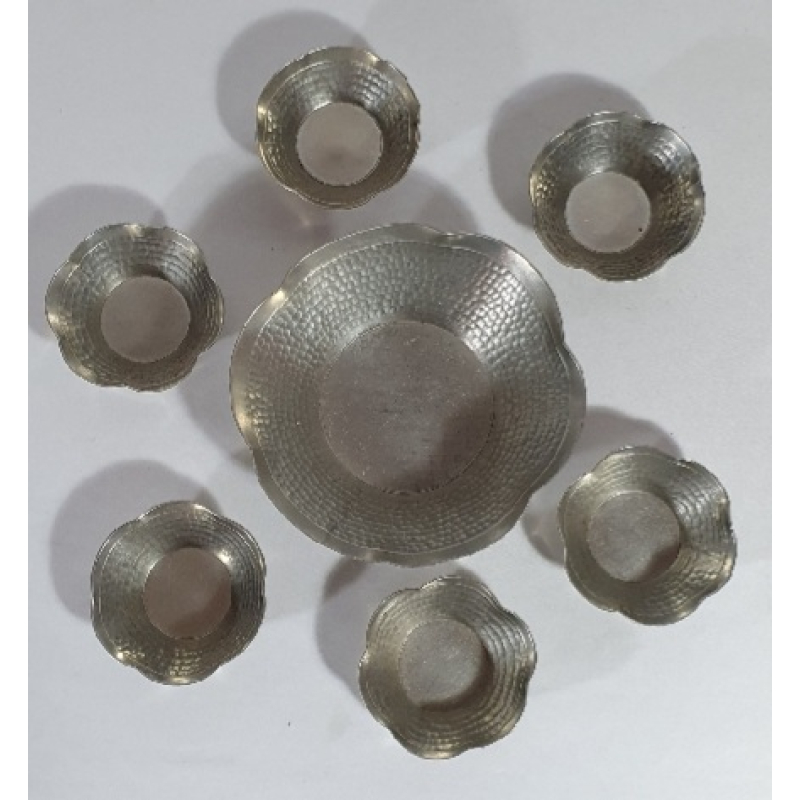 Indonesisch gehamerd tinnen pindastel, gemerkt. 